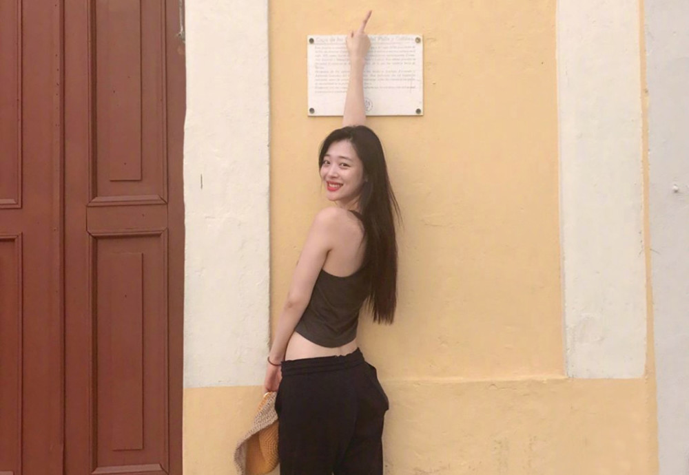 崔雪莉四年前古巴游玩笑容甜美的很是纯粹简直是太让人怀念了