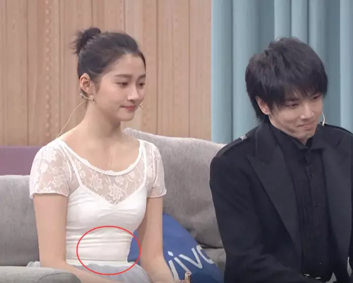 关晓彤穿芭蕾裙跳舞当她坐下时看到肚子的状态难怪有人说她胖