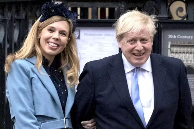 英国首相女友产后首晒和宝宝合影以救首相生命的医生名命名孩子
