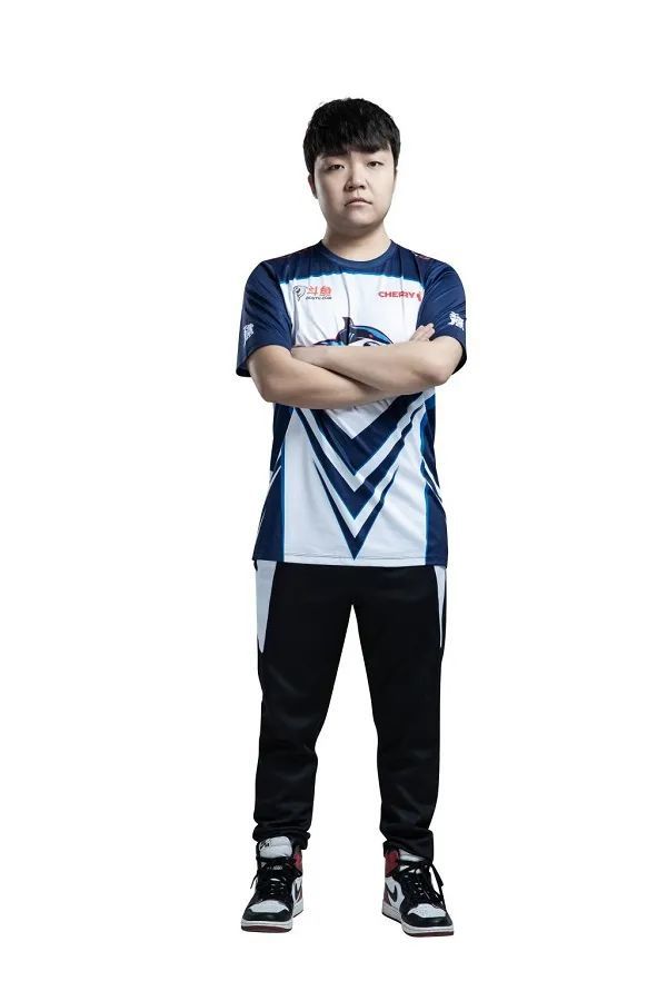 人称"ak小霸王", cf灵魂级别的元老人物,出道即巅峰,保持着巅峰水平到