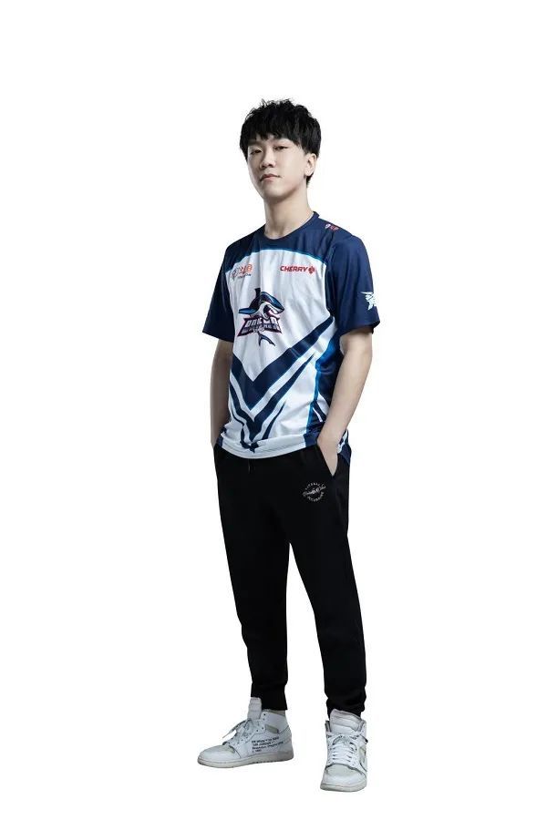 s14赛季,白鲨要重回cfpl,恰逢5g解散,肖奇伦转会加入白鲨,并在当赛季