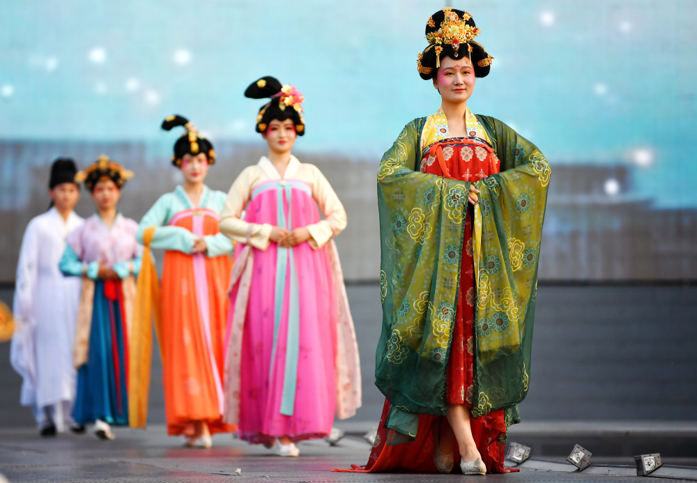 西安:华服走秀展示盛唐风貌_腾讯新闻