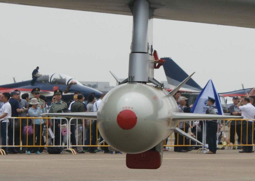 当时已经装备空军的空射反舰导弹有2种——鹰击8型和鹰击6型.