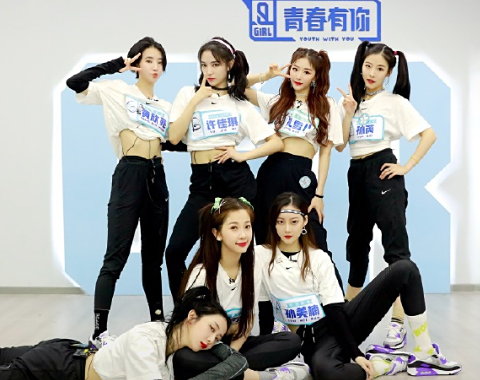 青你2晒60强大合照谁注意虞书欣的站位第一也太低调了吧