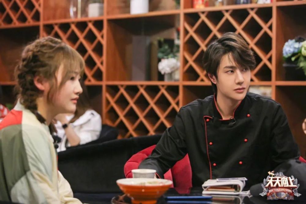 今晚10点天天向上王一博为医护粉丝煮卤粉林允钱枫组风云组合钓虾