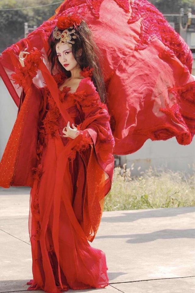 影视剧中女妖造型:张庭的粉蝴蝶很少女,李一桐的半妖装扮真美艳