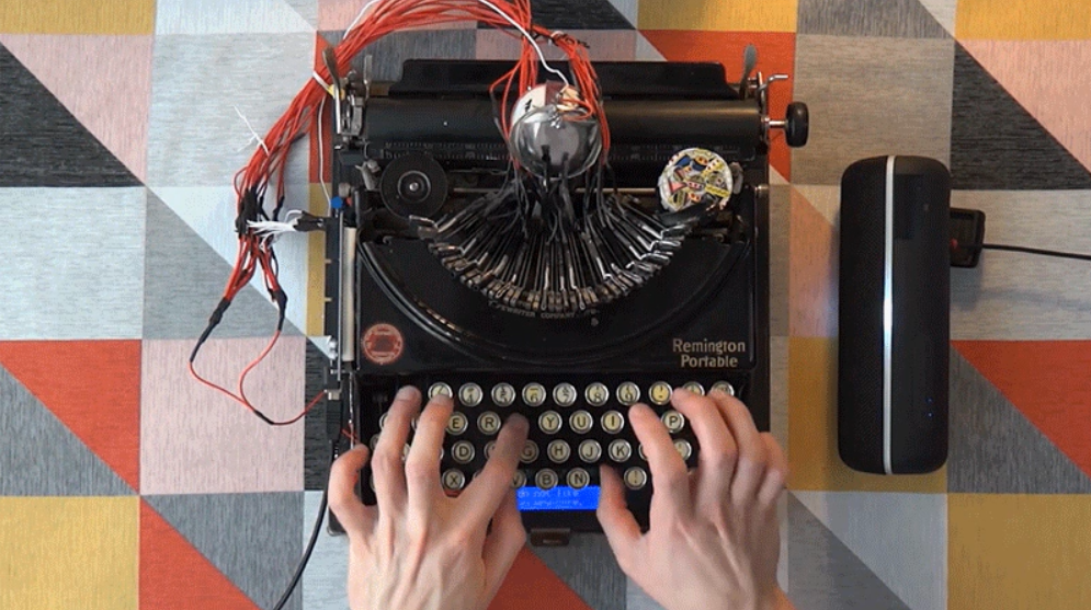 就是经典恐怖电影《闪灵》中大厅中陈放的那款打字机,男主用它写了一