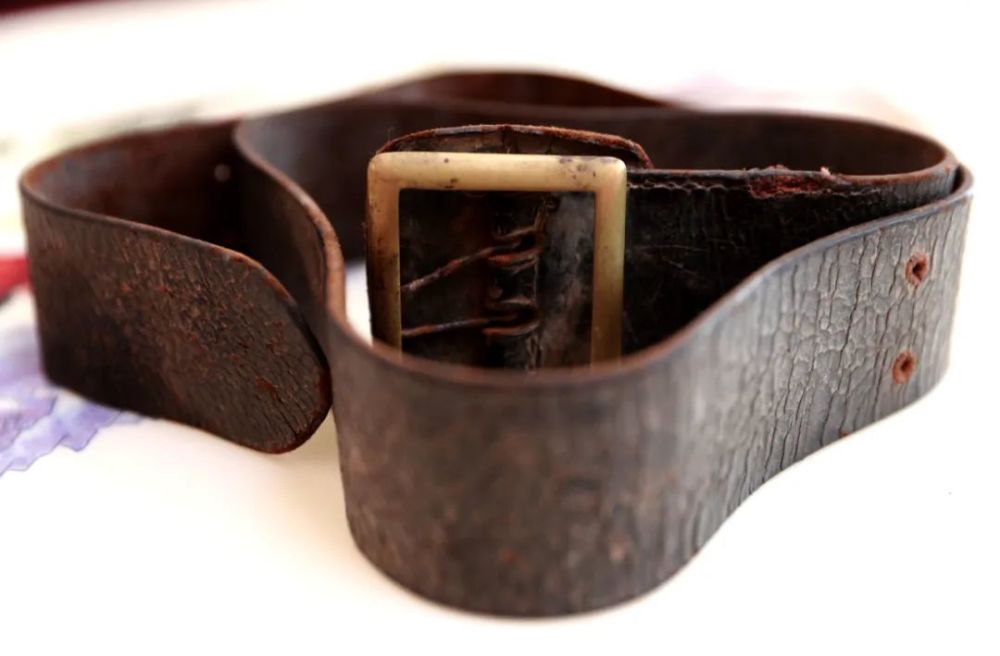 用颤抖的双手小心翼翼地打开,映入眼帘的是一条红军时期的牛皮腰带