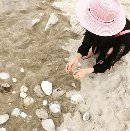 章泽天昔日去海边心情好,蹲沙滩上捡贝壳玩,刘强东背手走路不参与