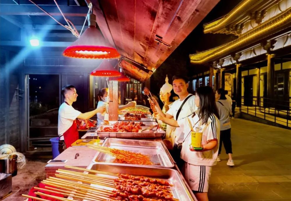 其中,广元市的凤街夜市,栖凤湖荣获"十大夜游目的地"称号.