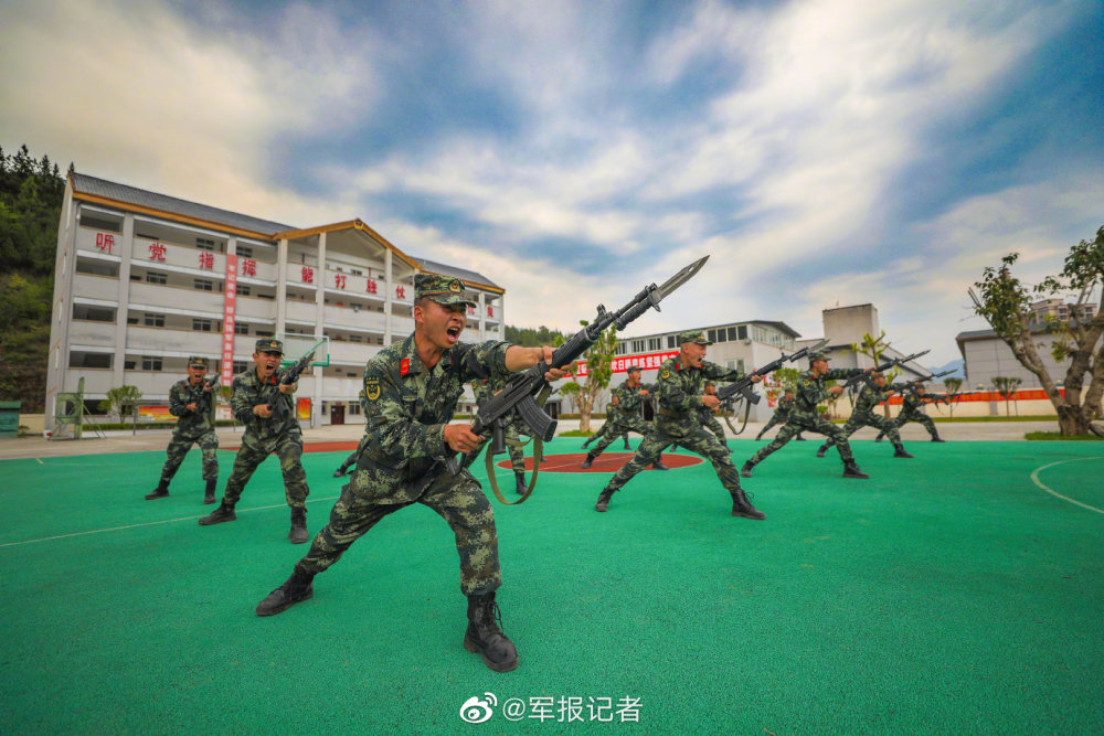 致青春他们在火热的练兵场上留下青春足迹