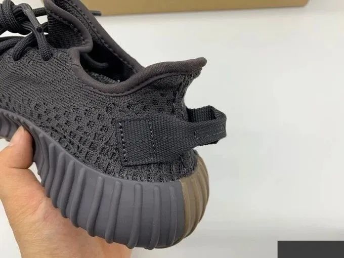 阿迪小程序首次中鞋 yeezy 350v2黑生膠簡單開箱