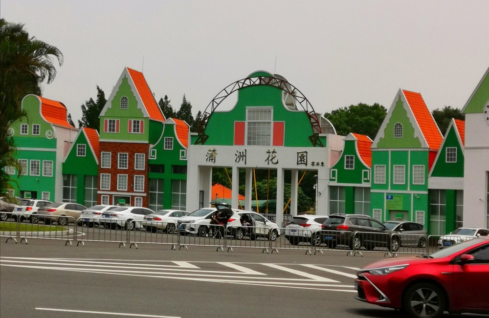 蒲州花园是一个具有中西园林文化特色的免费观赏园,它是由霍英东资助
