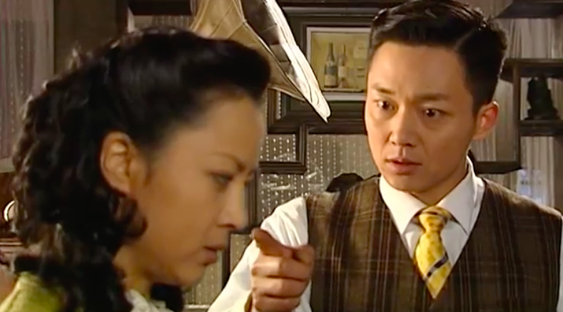 再看看后来的《大染坊》,刘奕君出演赵家老三,看上去一表人才,仪表