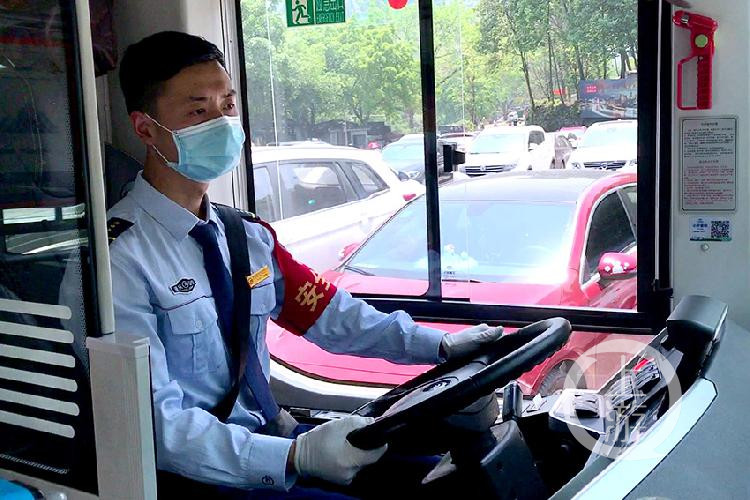 公交驾驶员节日轮休干起第二职业为外地游客客串义务导游