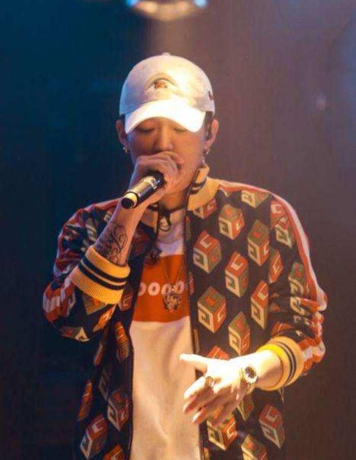 他在小号上直言东三省是整体,像是一座大城,来自这里的说唱歌手走在