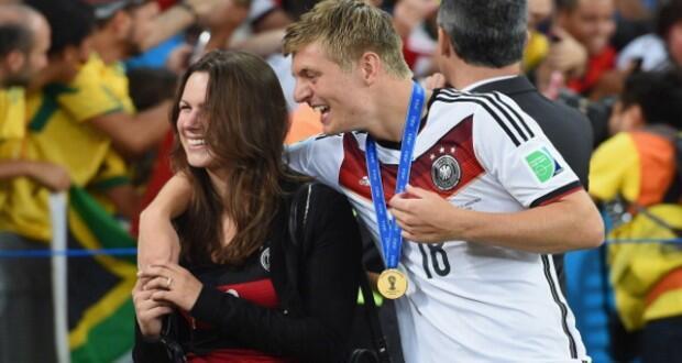 克罗斯和妻子杰西卡分享夺冠的喜悦巴西世界杯决赛中,德国队1-0小胜