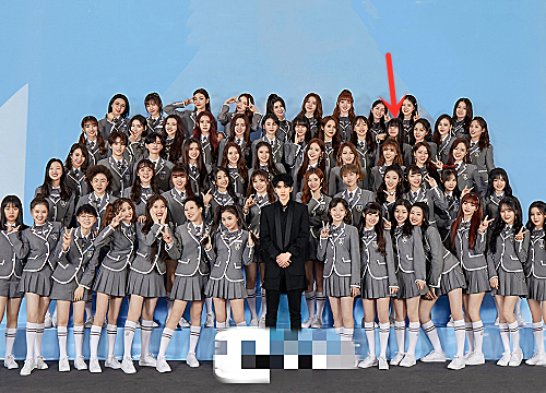 很多网友在看到这张大合照的时候,首先会被站在c位的蔡徐坤,以及自己