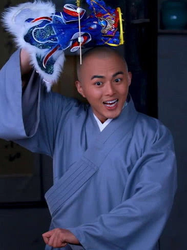 还记得活佛济公可爱鼻祖必清如今35岁留长发帅到认不出