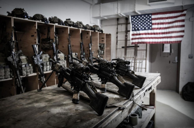 驻阿美军军械库曝光,武器配件齐全,随时处于战备状态,装上弹匣就能