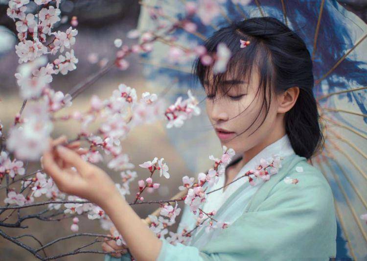 李子柒成古风汉服女神,全球粉丝破亿,从大山打开了一扇时尚大门