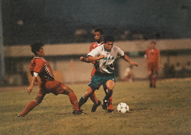 1992年,效力于香港愉园的王东宁带球突破1992年,效力于香港愉园的王