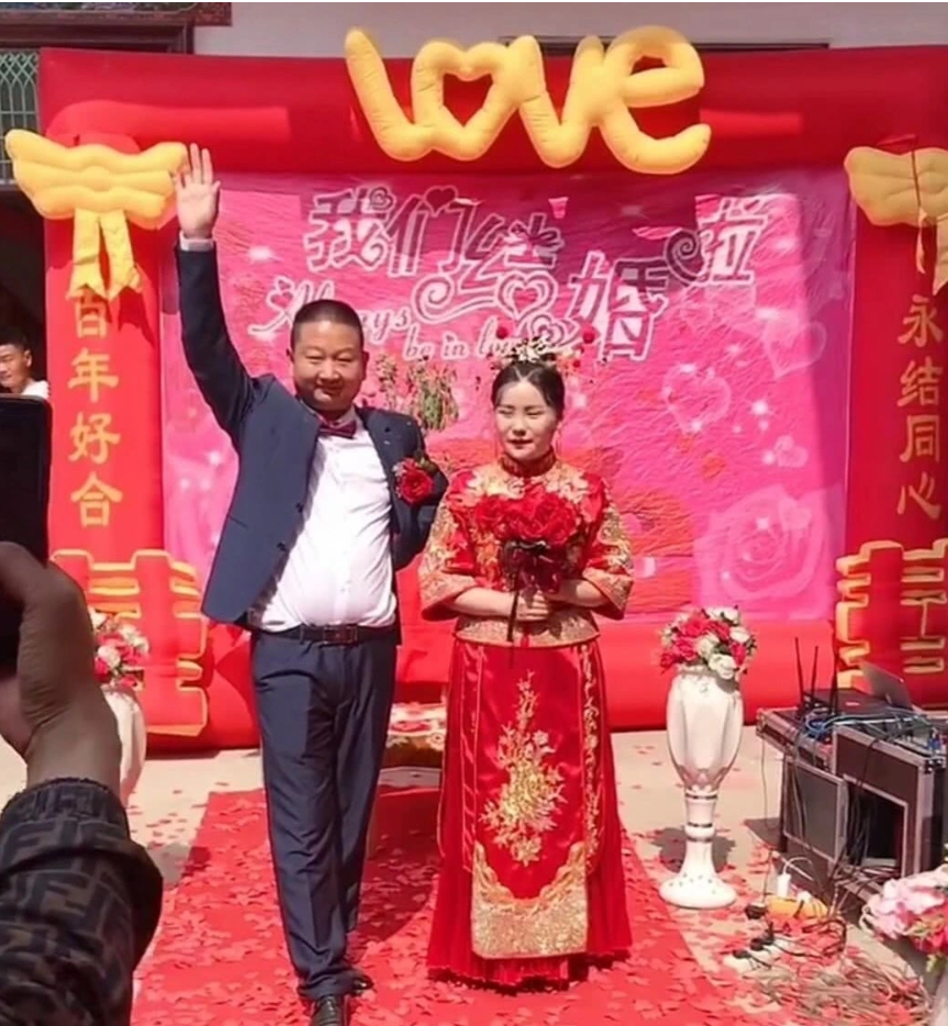 giao哥婚礼现场荣光满面,婚礼结束收入百万,岳父表情却耐人寻味!