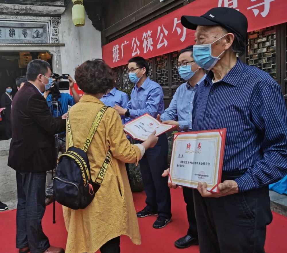 員和鄉鎮街道網格力量,全方位督查餐飲服務單位使用