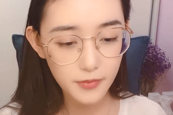 蒋依依在线表演美女化妆看完教程只能感慨底子好任性