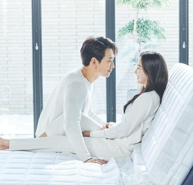 出身贫寒却娶到韩国第一美女 Rain夫妇罕见合体营业 穿针织衫美