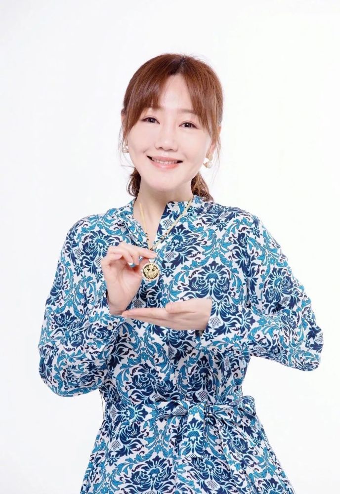 薛佳凝真的老了!白色西装配精致妆容,精修图也挡住不住硅胶脸