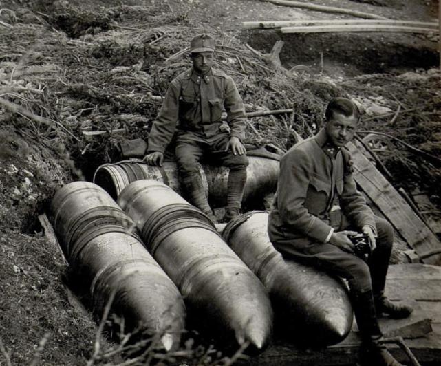 420毫米榴弹炮有多大?一枚炮弹重达一吨,光人力根本抬不动