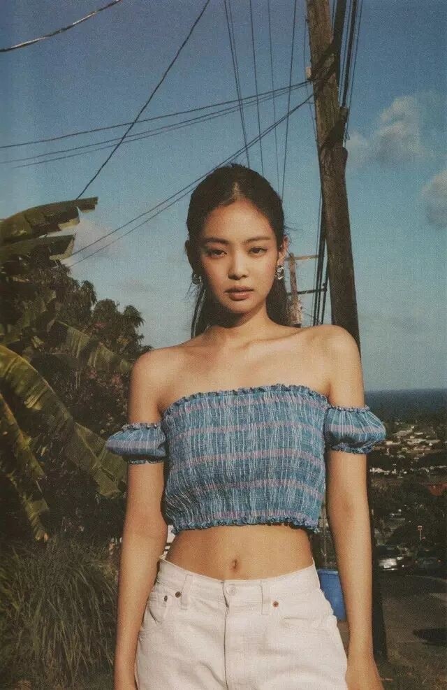 jennie疯狂营业更新多套穿搭,从甜美风到摇滚风,不愧是百变女孩