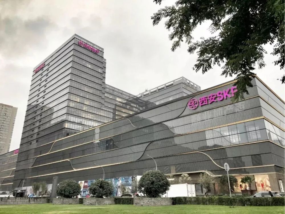 有限公司(持股比例40%),北京华联蓉尚商业管理有限公司(持股比例30%)