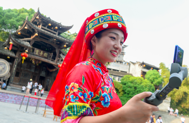 5月2日晚,抖音直播"云端旅游局"来到网红景区芙蓉镇,永顺当地妹子杨芳