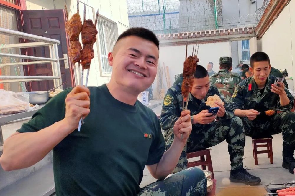 麻小,熱乾麵軍營裡飄蕩著這是五一假期軍人的業餘生活並告訴他或她