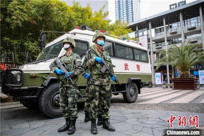 坚守在五一路上的橄榄绿社会放假我们站队