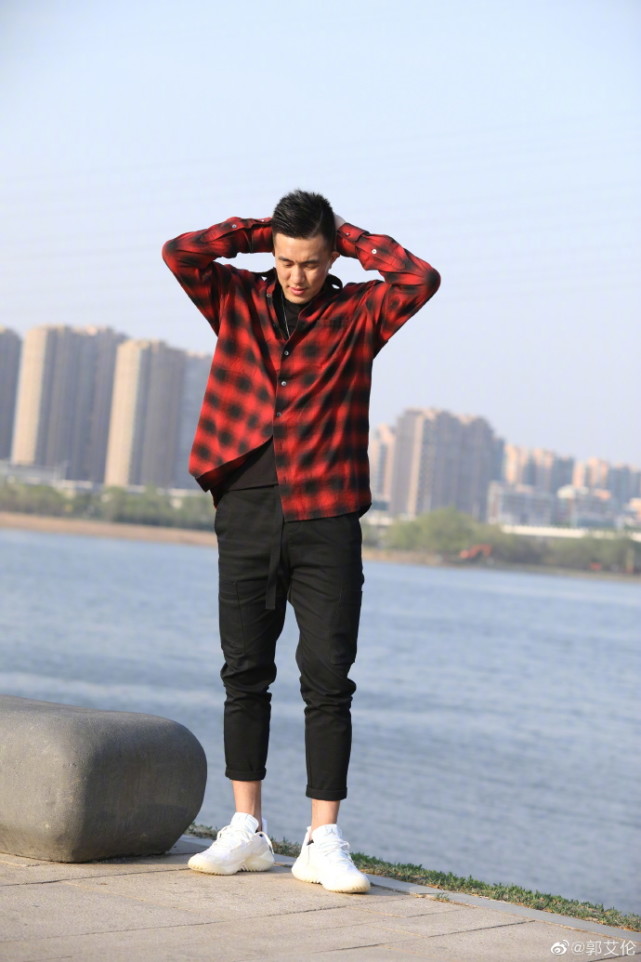 郭艾伦化身潮男秀穿搭