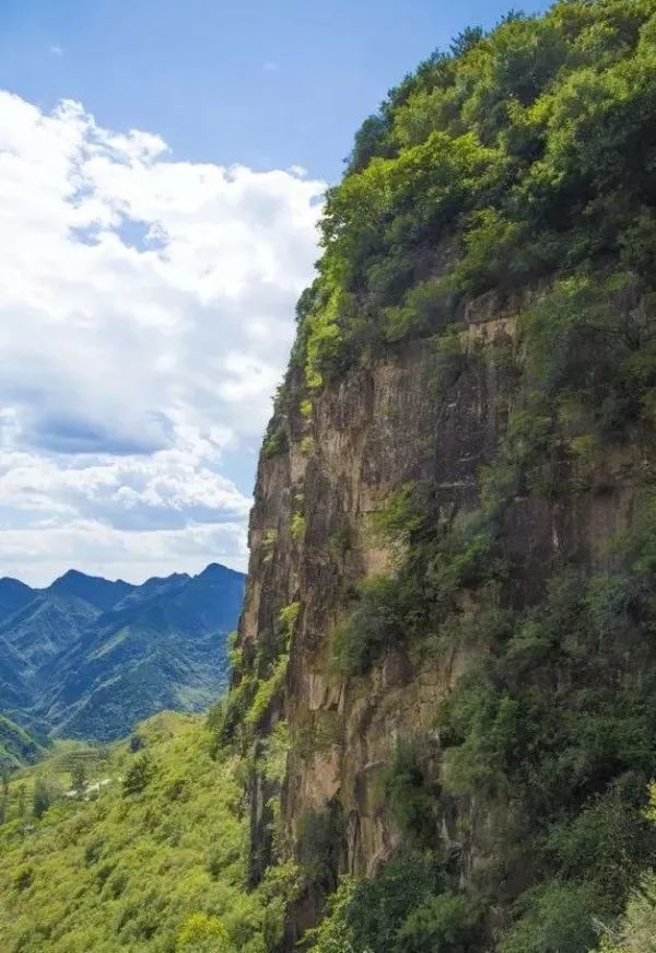 所以這個山叫三角山,也叫三角城都可以看到三個角此山從周邊任何一個