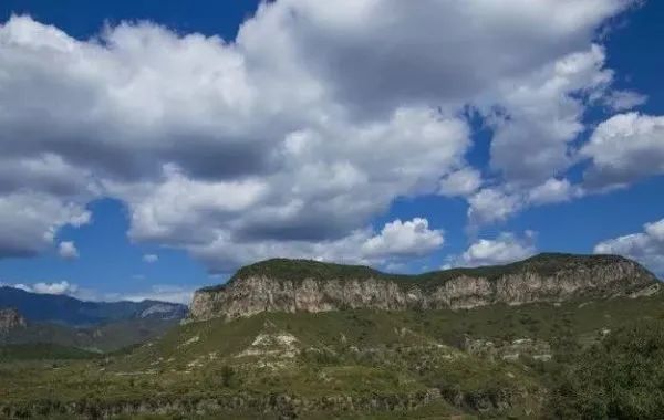 此山從周邊任何一個地方看 都可以看到三個角 所以這個山叫三角山,也