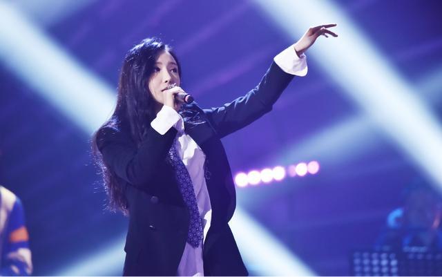 唱歌是超强流行歌手,微博却化身"段子王",这个女明星不一般