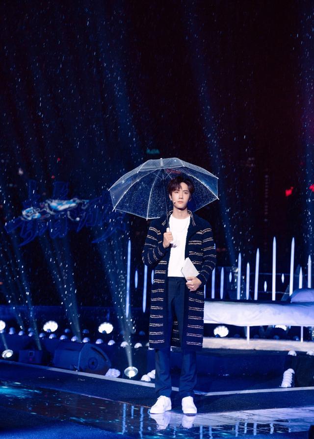 王一博五四晚会出场不到一分钟还被它抢镜了 我真的笑倒了