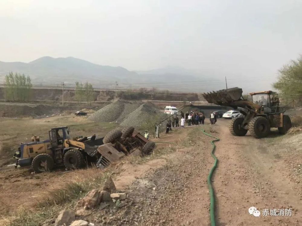 突发 赤城县田家窑境内一铲车翻车 张家口新闻 张家口在线