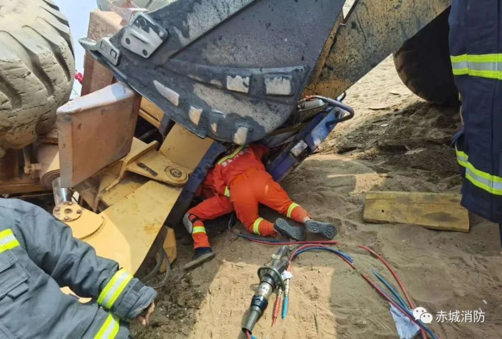 突发 赤城县田家窑境内一铲车翻车 张家口新闻 张家口在线