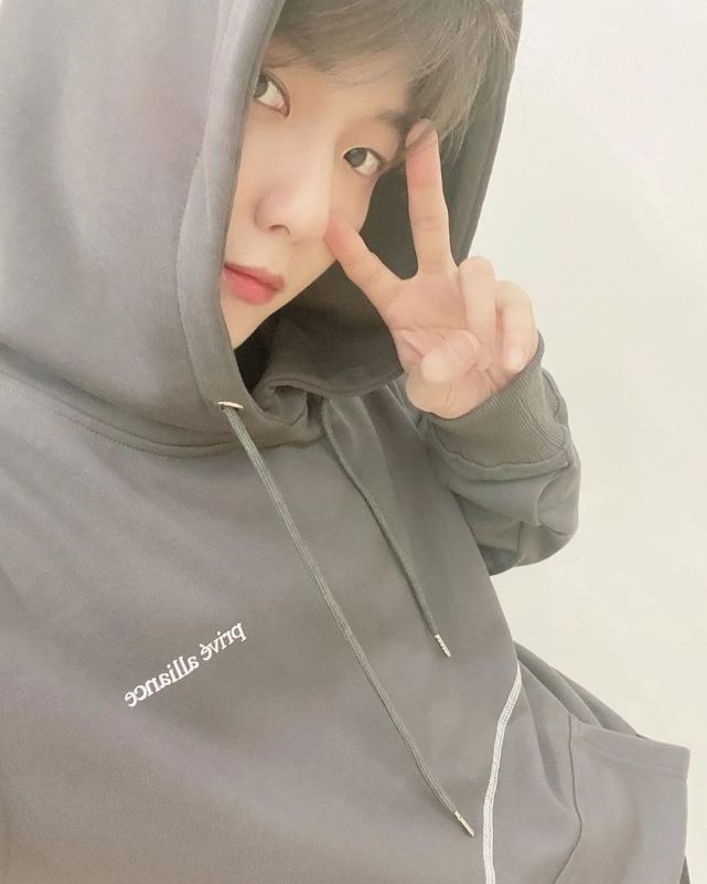 太好看了边伯贤最新晒自拍照