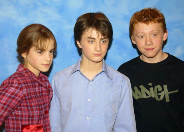 54岁哈利波特作者罗琳捐100万英镑英国王室授予勋爵丈夫陪同