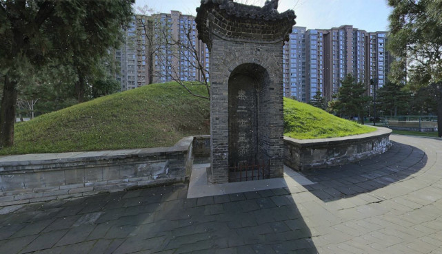 秦二世墓所在的西安曲江地区,原本是个荒凉萧条的地方;但是现在这里