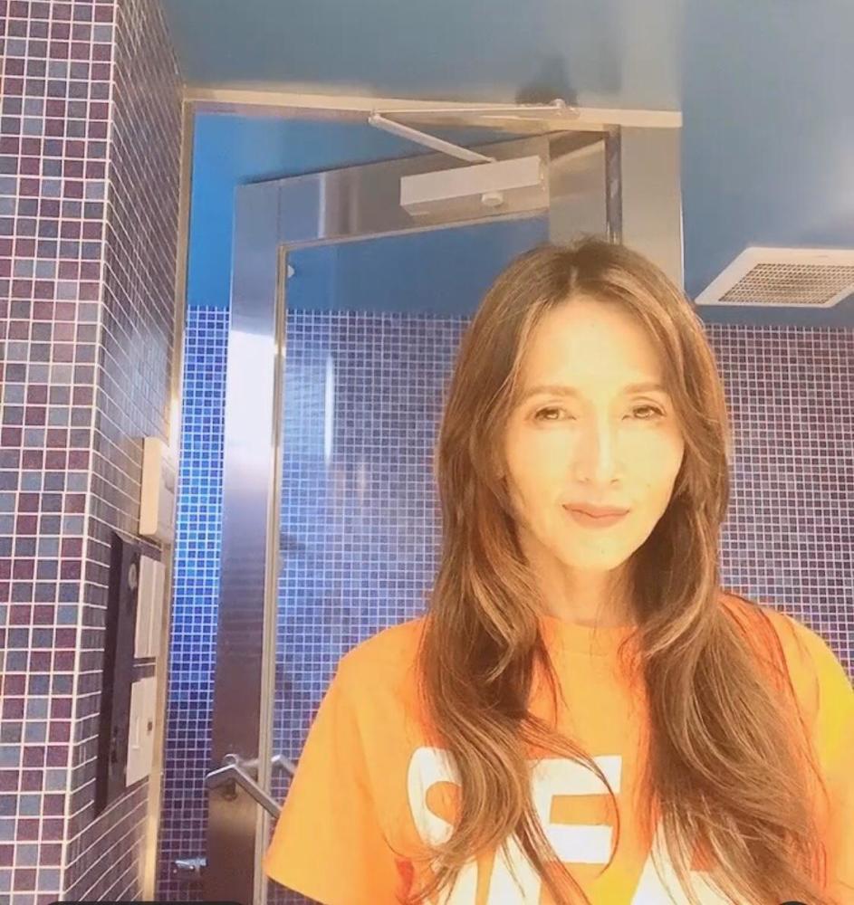 50岁工藤静香在浴室唱歌重现经典舞蹈曾被网红竞相模仿