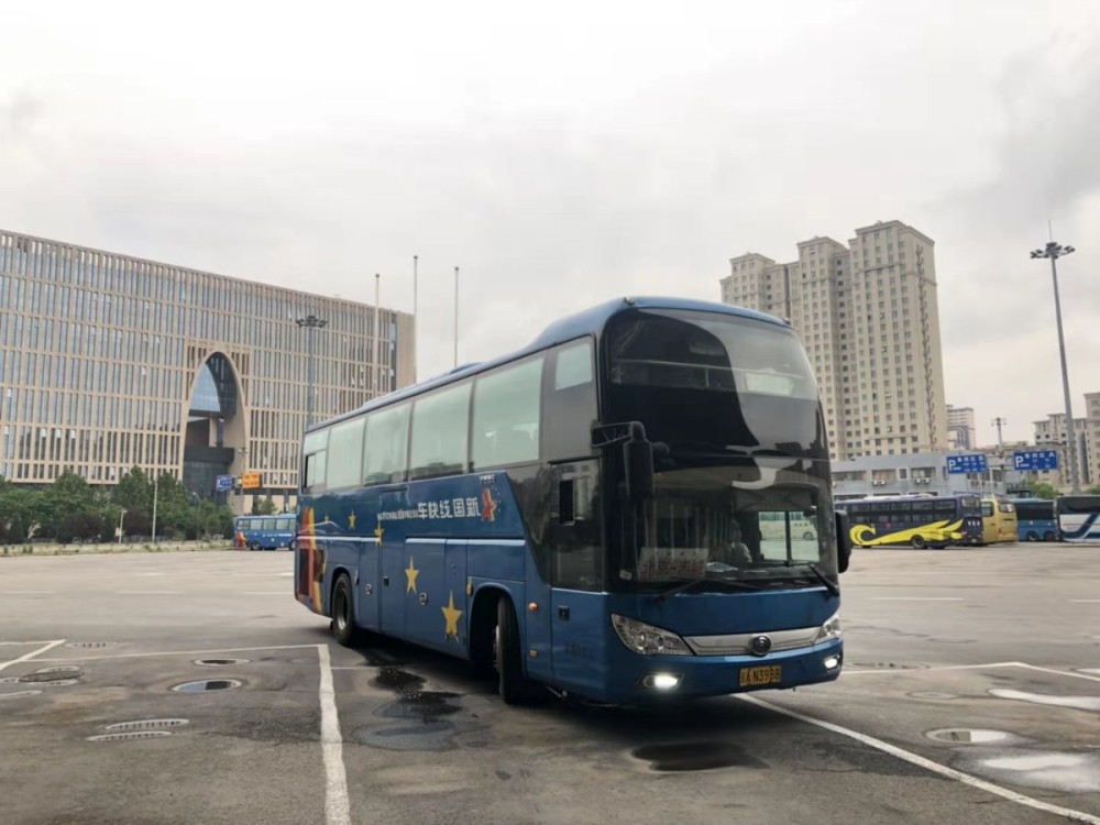 六里桥客运站今晨恢复运营发出首班车,车内设应急隔离区