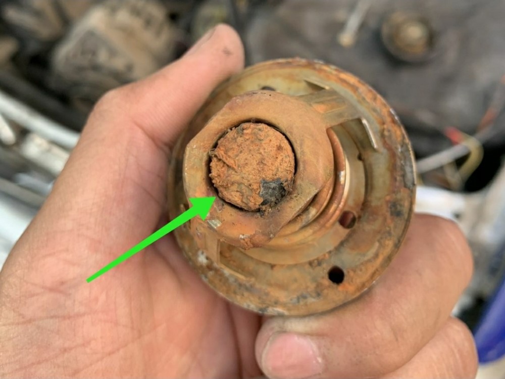 看到拆下的节温器,师傅立刻就明白了发动机高温的原因.